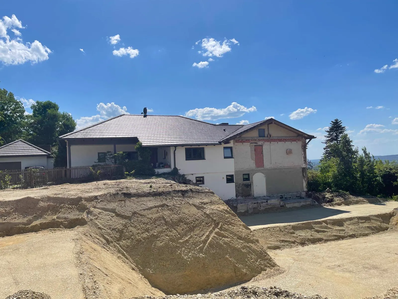 Bestandsgebäude am Moniberg während der laufenden Sanierungsmaßnahme